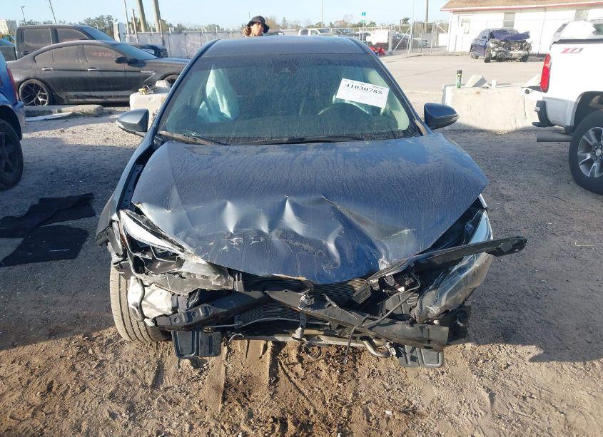 Photo 12 of 2018 Toyota Corolla SE (VIN 5YFBURHE2JP745602)