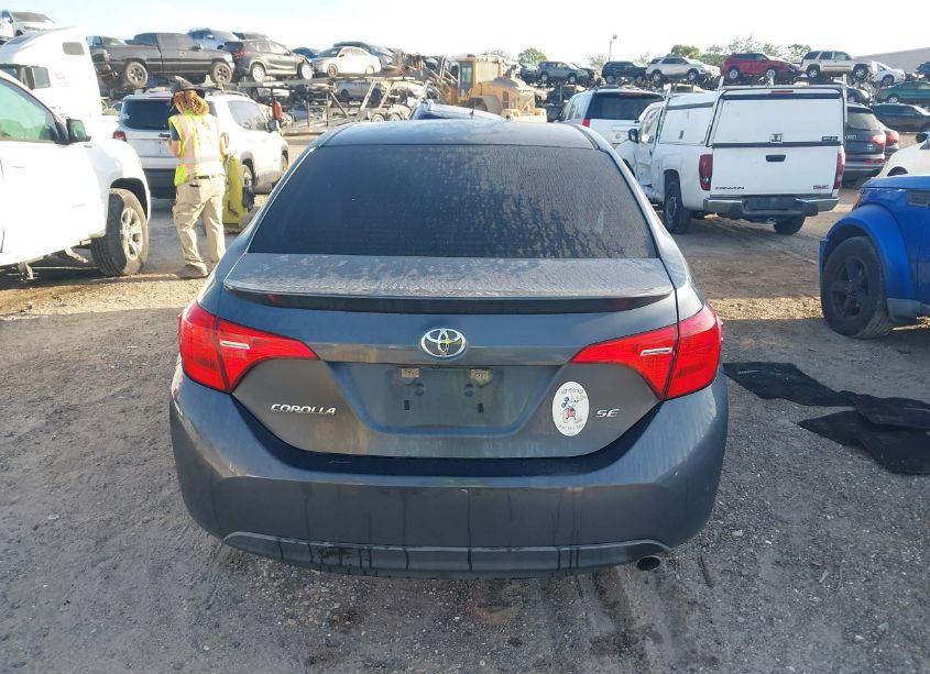 Photo 16 of 2018 Toyota Corolla SE (VIN 5YFBURHE2JP745602)
