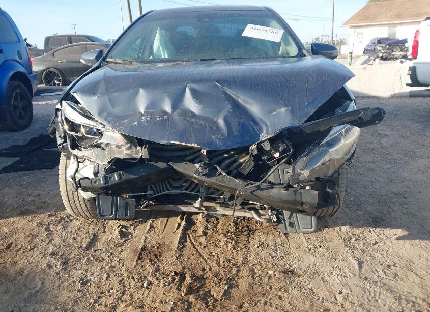 Photo 6 of 2018 Toyota Corolla SE (VIN 5YFBURHE2JP745602)