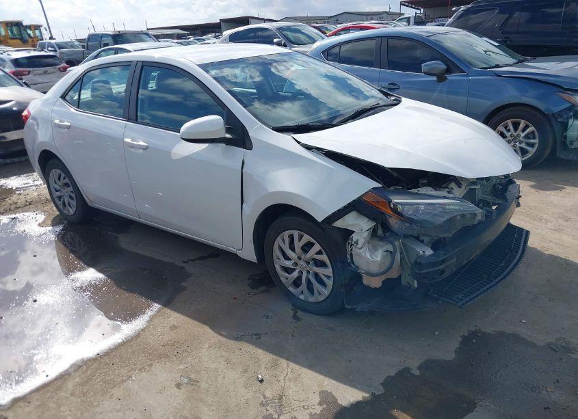 2018 Toyota Corolla LE (VIN 5YFBURHE2JP767079) main photo