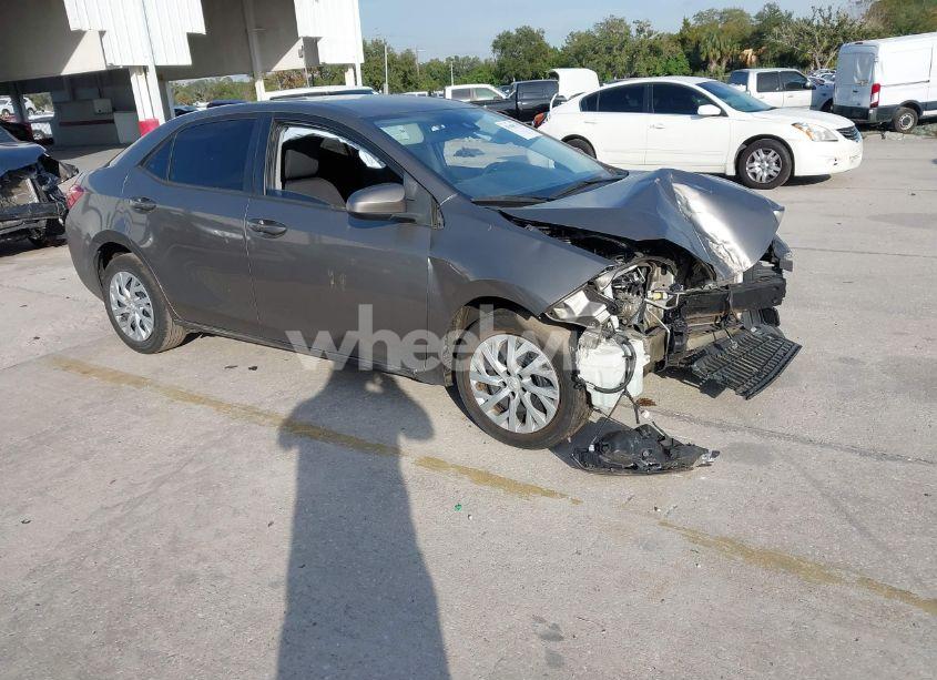 2018 Toyota Corolla LE (VIN 5YFBURHE2JP775652) main photo