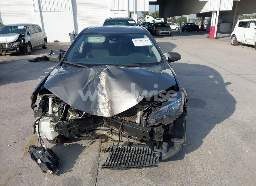 Photo 13 of 2018 Toyota Corolla LE (VIN 5YFBURHE2JP775652)