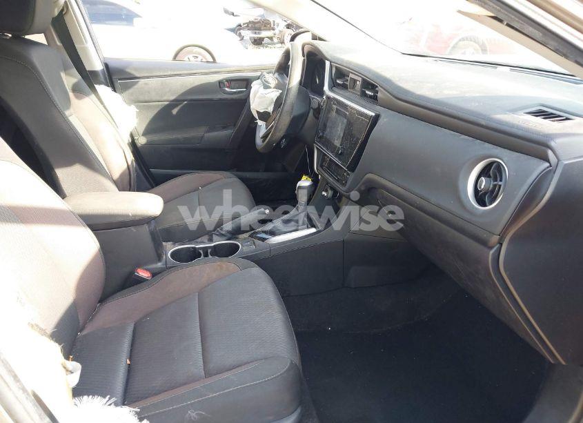 Photo 5 of 2018 Toyota Corolla LE (VIN 5YFBURHE2JP775652)