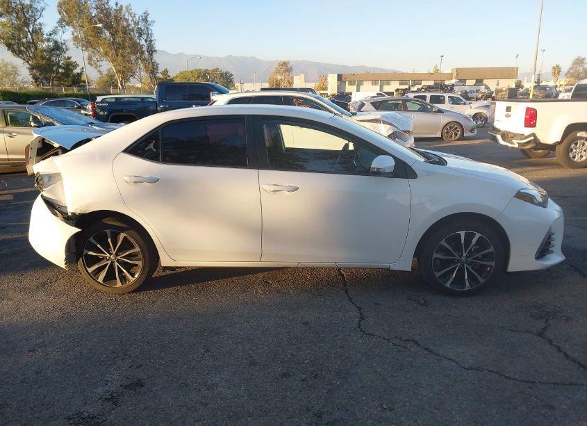 Photo 13 of 2018 Toyota Corolla SE (VIN 5YFBURHE2JP781385)