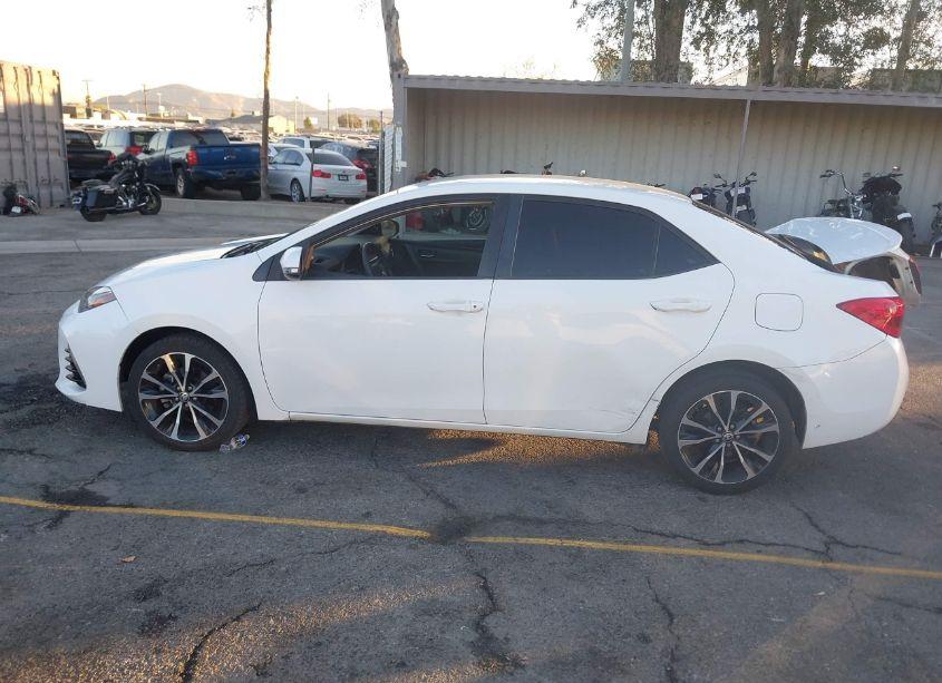 Photo 14 of 2018 Toyota Corolla SE (VIN 5YFBURHE2JP781385)