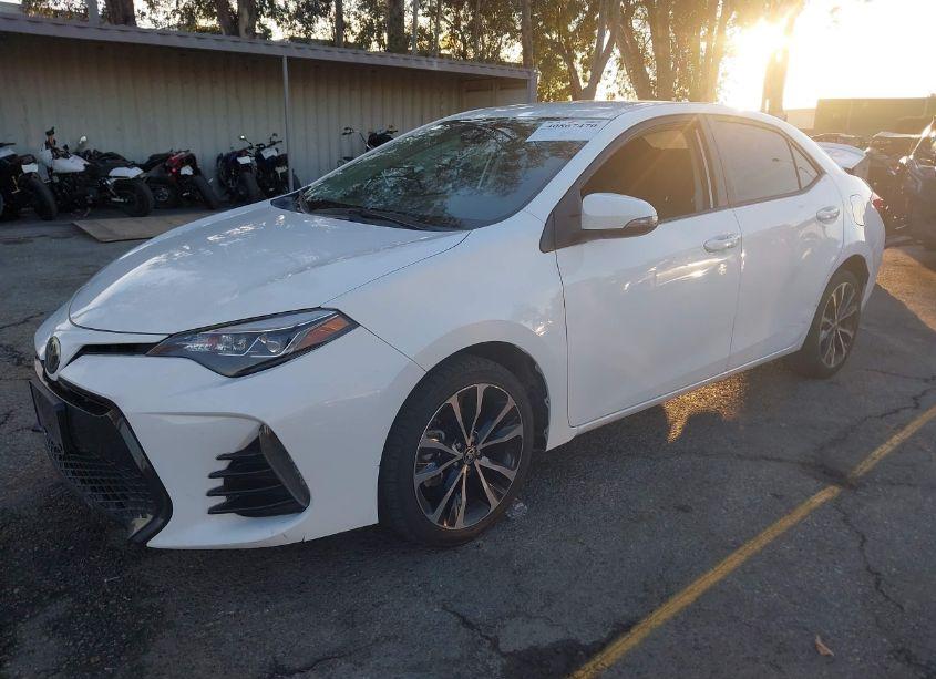 Photo 2 of 2018 Toyota Corolla SE (VIN 5YFBURHE2JP781385)