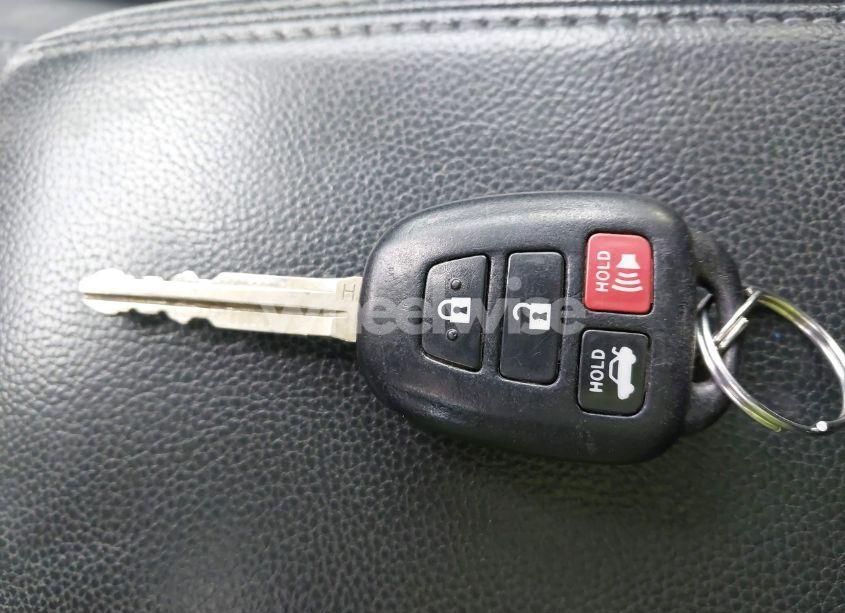 Photo 11 of 2018 Toyota Corolla SE (VIN 5YFBURHE2JP785842)