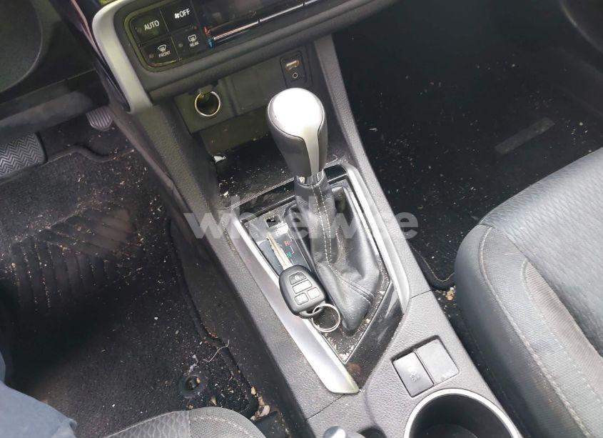 Photo 11 of 2018 Toyota Corolla LE (VIN 5YFBURHE2JP791740)