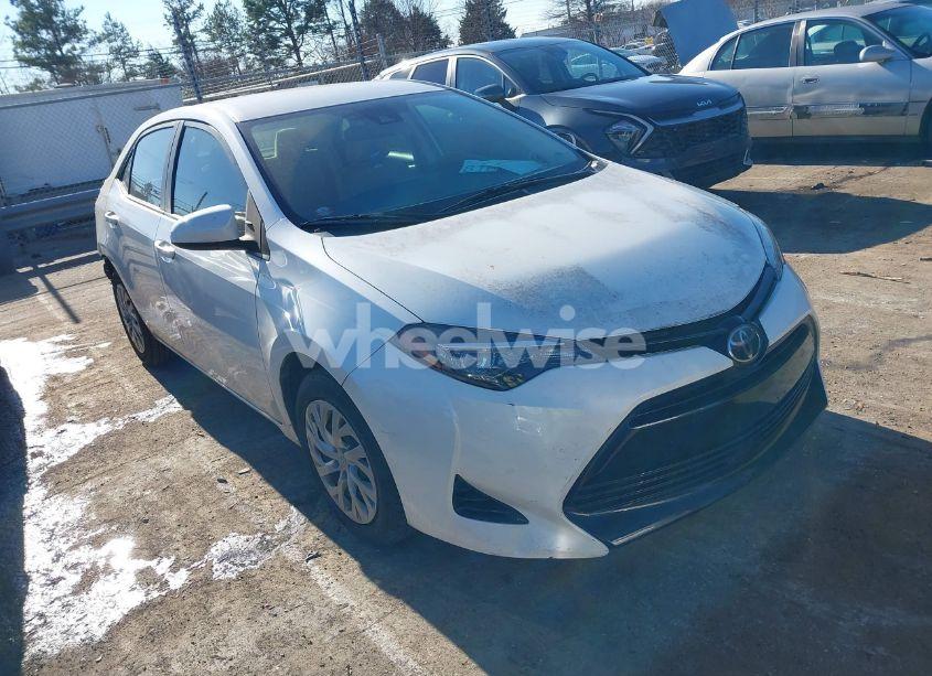 2018 Toyota Corolla LE (VIN 5YFBURHE2JP796873) main photo