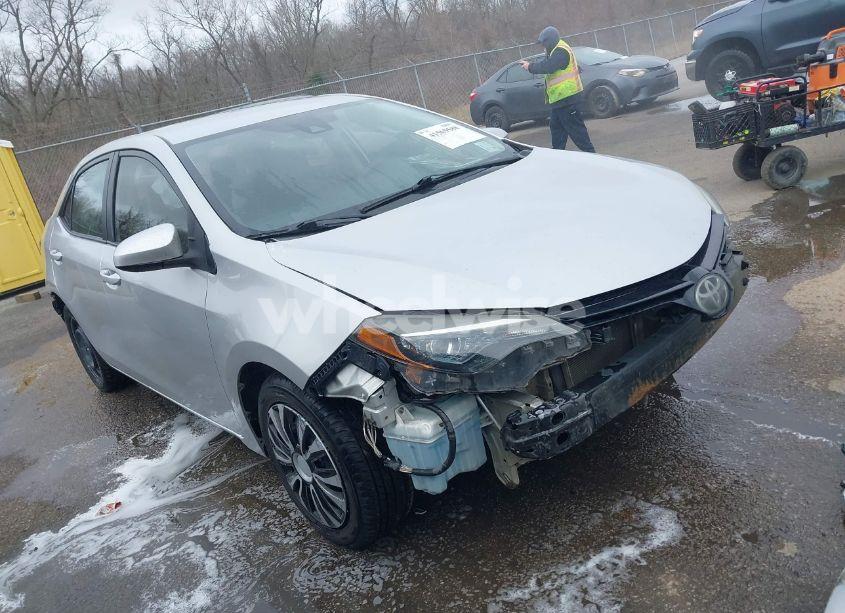 2018 Toyota Corolla LE (VIN 5YFBURHE2JP809170) main photo