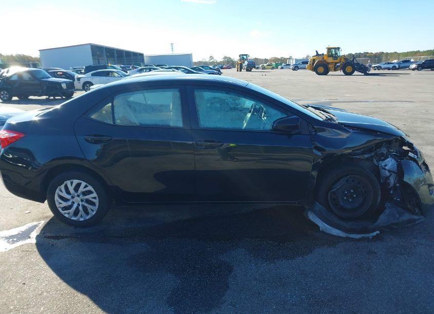 Photo 13 of 2018 Toyota Corolla LE (VIN 5YFBURHE2JP815325)