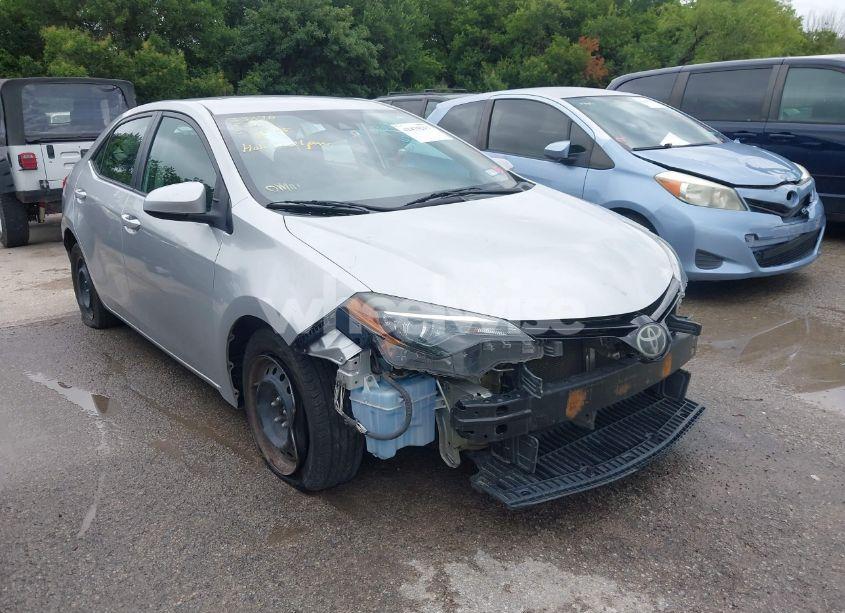 2018 Toyota Corolla LE (VIN 5YFBURHE2JP818208) main photo