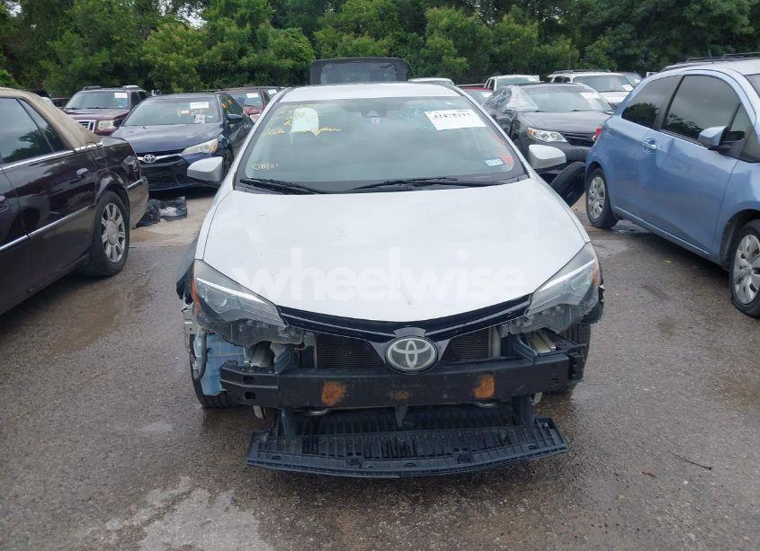 Photo 13 of 2018 Toyota Corolla LE (VIN 5YFBURHE2JP818208)