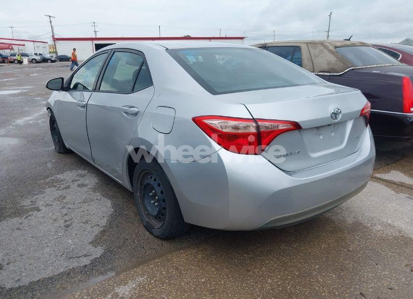 Photo 3 of 2018 Toyota Corolla LE (VIN 5YFBURHE2JP818208)