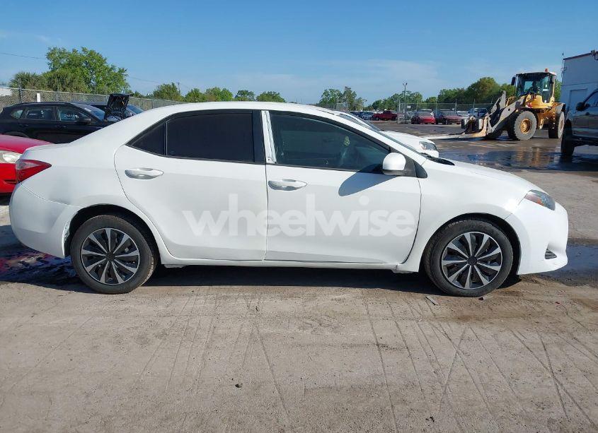 Photo 13 of 2018 Toyota Corolla LE (VIN 5YFBURHE2JP818824)