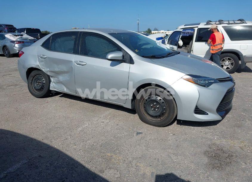 2018 Toyota Corolla LE (VIN 5YFBURHE2JP825532) main photo