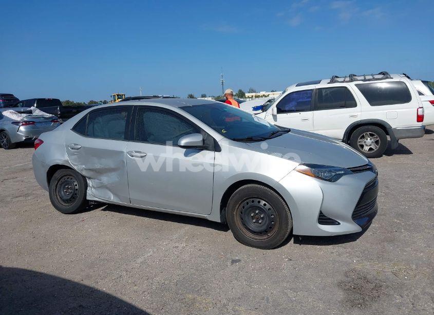 Photo 13 of 2018 Toyota Corolla LE (VIN 5YFBURHE2JP825532)