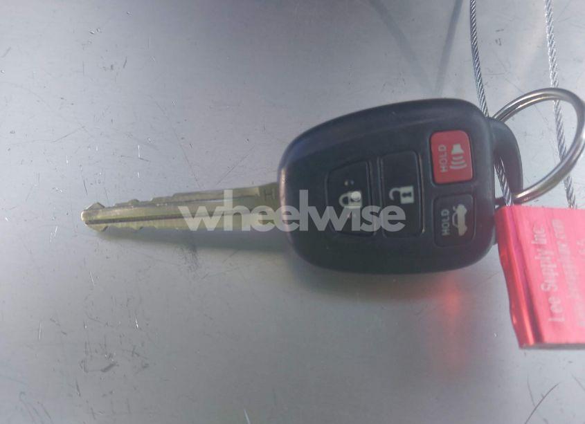 Photo 11 of 2018 Toyota Corolla LE (VIN 5YFBURHE2JP826065)