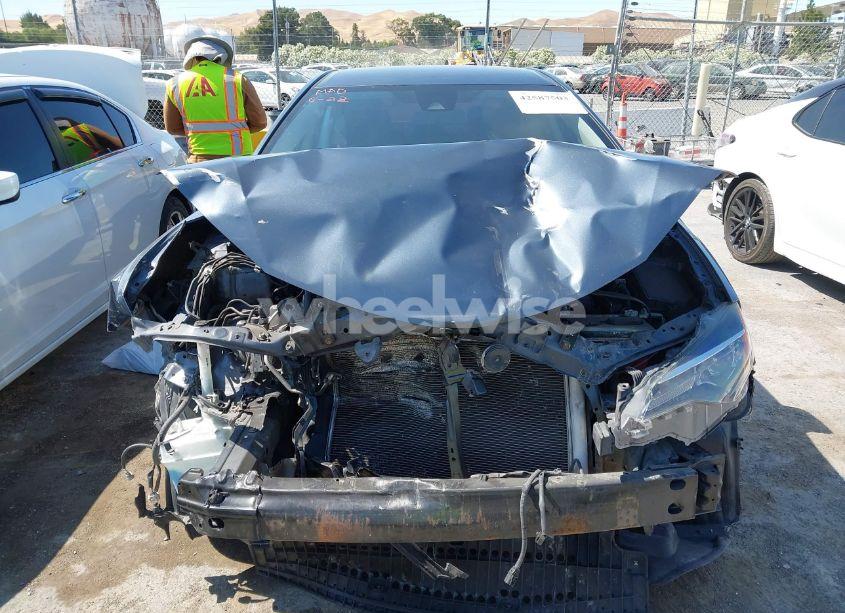 Photo 13 of 2018 Toyota Corolla LE (VIN 5YFBURHE2JP826065)