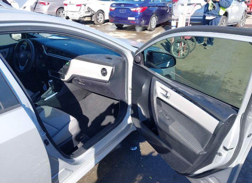 Photo 5 of 2019 Toyota Corolla LE (VIN 5YFBURHE2KP926300)