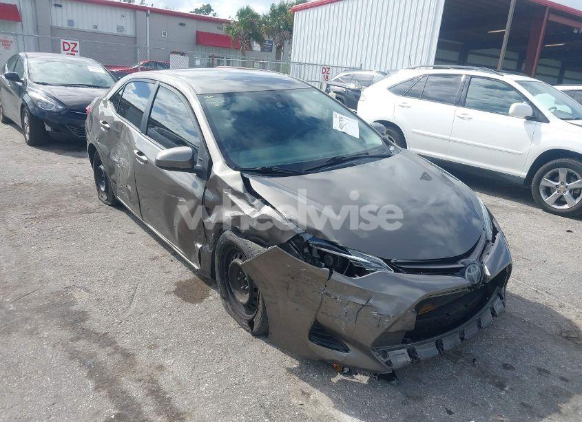2019 Toyota Corolla LE (VIN 5YFBURHE2KP928497) main photo