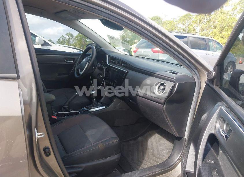 Photo 5 of 2019 Toyota Corolla LE (VIN 5YFBURHE2KP928497)