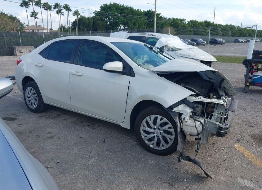 2019 Toyota Corolla LE (VIN 5YFBURHE2KP933621) main photo