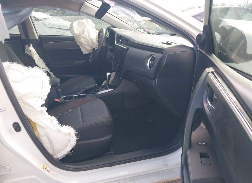 Photo 5 of 2019 Toyota Corolla LE (VIN 5YFBURHE2KP933621)