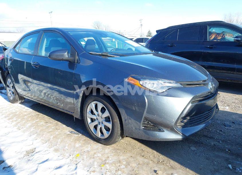 2019 Toyota Corolla LE (VIN 5YFBURHE2KP933697) main photo