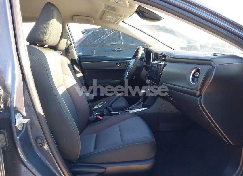 Photo 5 of 2019 Toyota Corolla LE (VIN 5YFBURHE2KP933697)
