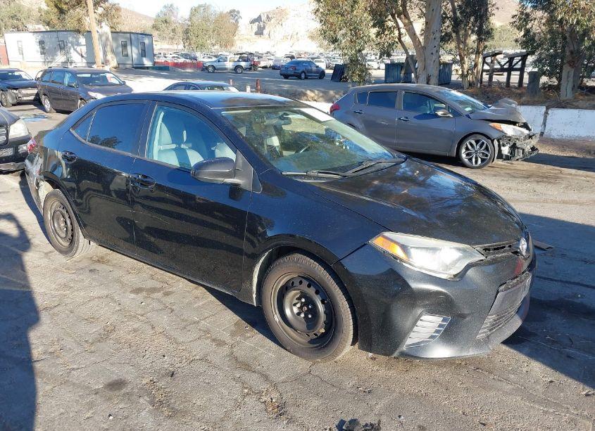 2015 Toyota Corolla LE (VIN 5YFBURHE3FP210088) main photo