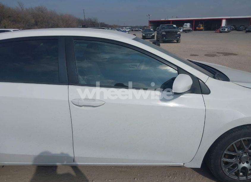 Photo 13 of 2016 Toyota Corolla LE (VIN 5YFBURHE3GP554716)