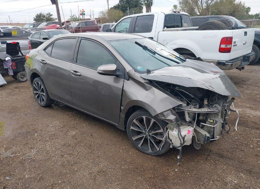 2017 Toyota Corolla SE (VIN 5YFBURHE3HP694685) main photo
