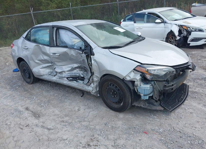 2018 Toyota Corolla LE (VIN 5YFBURHE3JP738612) main photo