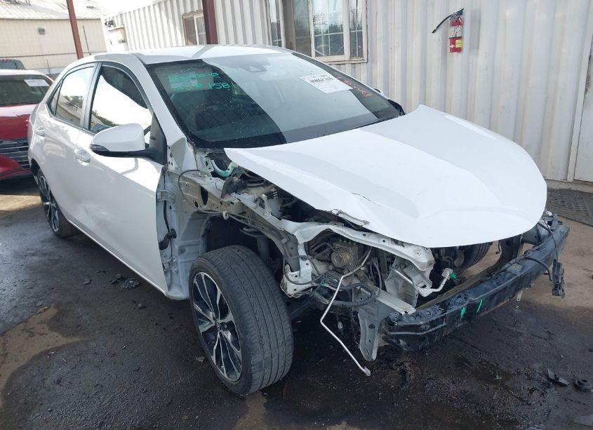 2018 Toyota Corolla SE (VIN 5YFBURHE3JP765096) main photo