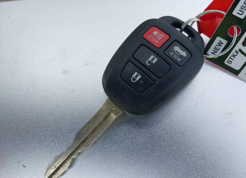 Photo 11 of 2018 Toyota Corolla SE (VIN 5YFBURHE3JP765096)