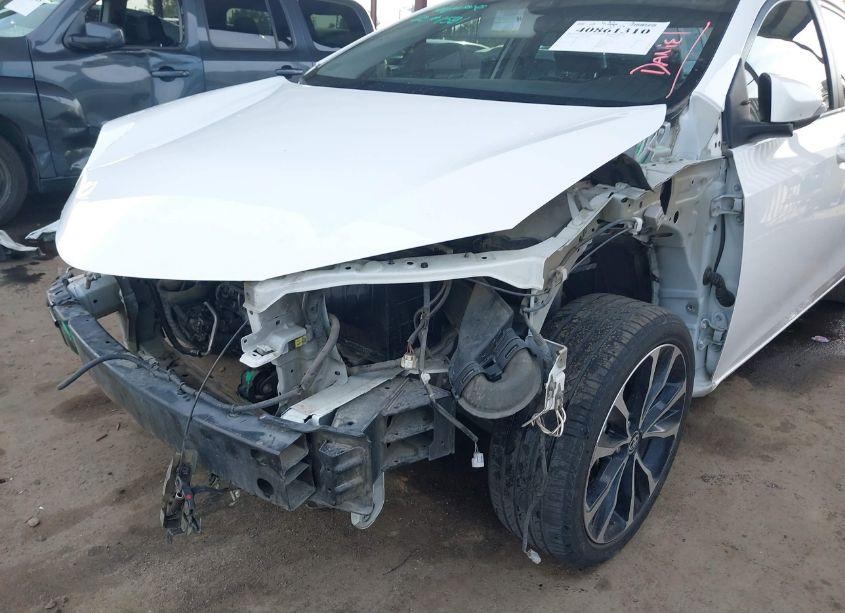 Photo 6 of 2018 Toyota Corolla SE (VIN 5YFBURHE3JP765096)