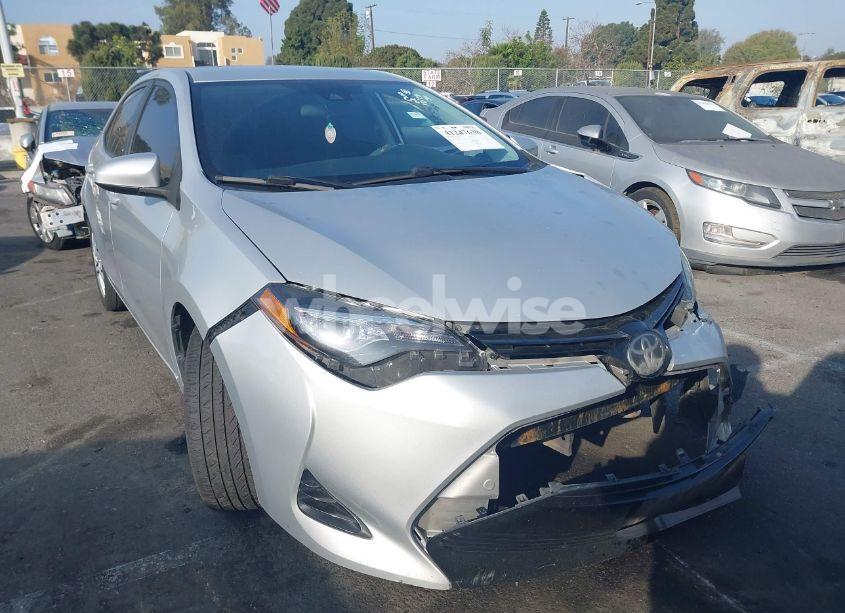 2018 Toyota Corolla LE (VIN 5YFBURHE3JP781685) main photo