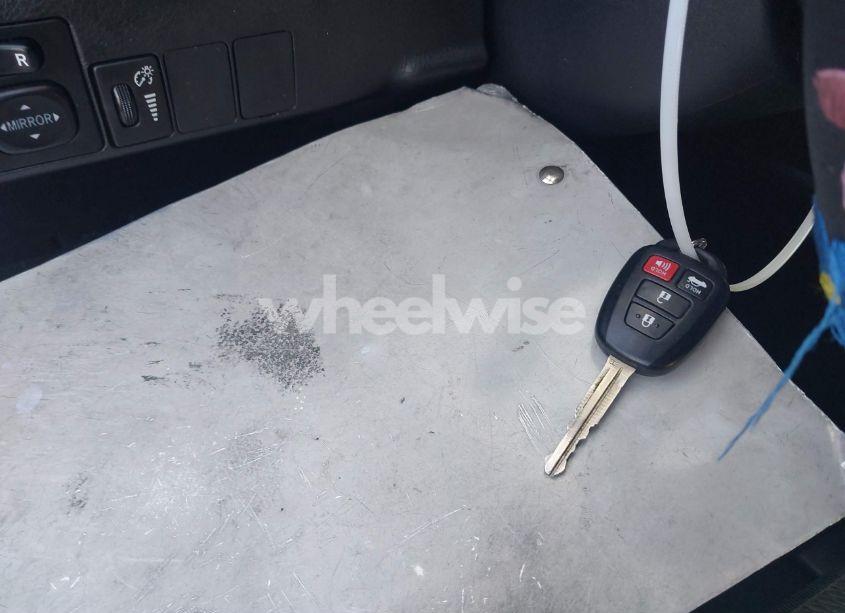 Photo 11 of 2018 Toyota Corolla LE (VIN 5YFBURHE3JP781685)