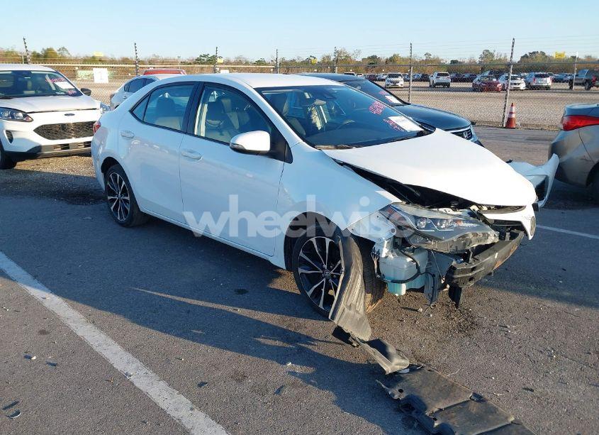 2018 Toyota Corolla SE (VIN 5YFBURHE3JP786160) main photo