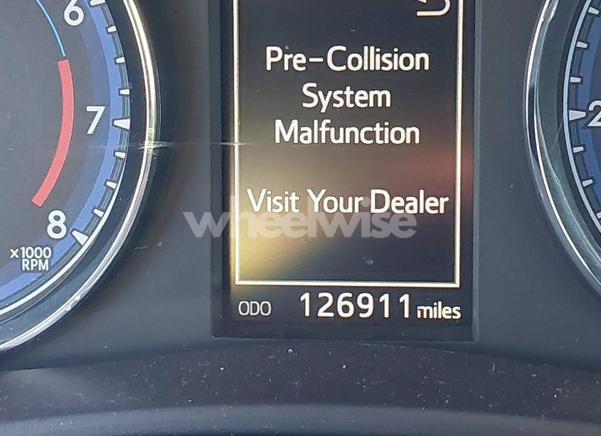 Photo 16 of 2018 Toyota Corolla SE (VIN 5YFBURHE3JP786160)