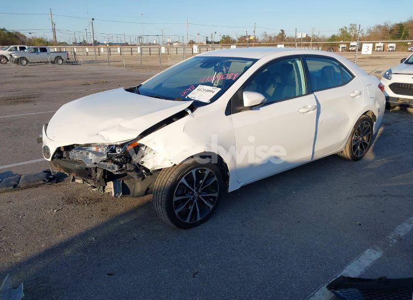 Photo 2 of 2018 Toyota Corolla SE (VIN 5YFBURHE3JP786160)