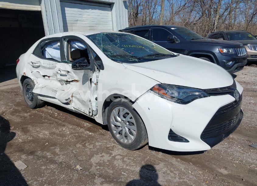 2018 Toyota Corolla LE (VIN 5YFBURHE3JP791942) main photo