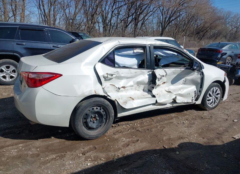 Photo 13 of 2018 Toyota Corolla LE (VIN 5YFBURHE3JP791942)