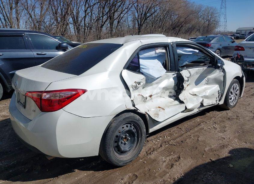 Photo 17 of 2018 Toyota Corolla LE (VIN 5YFBURHE3JP791942)