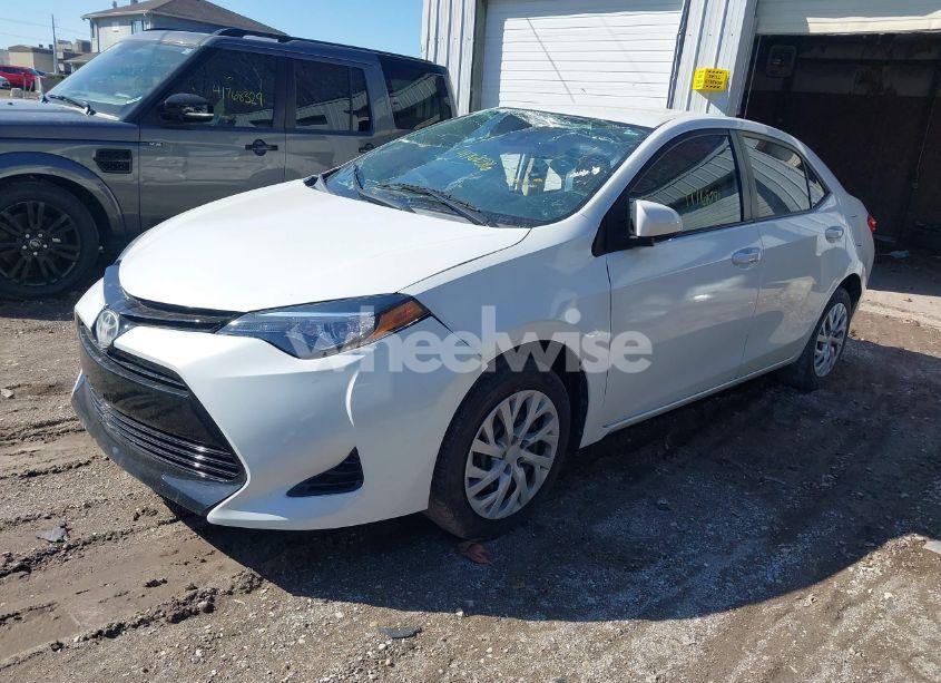 Photo 2 of 2018 Toyota Corolla LE (VIN 5YFBURHE3JP791942)