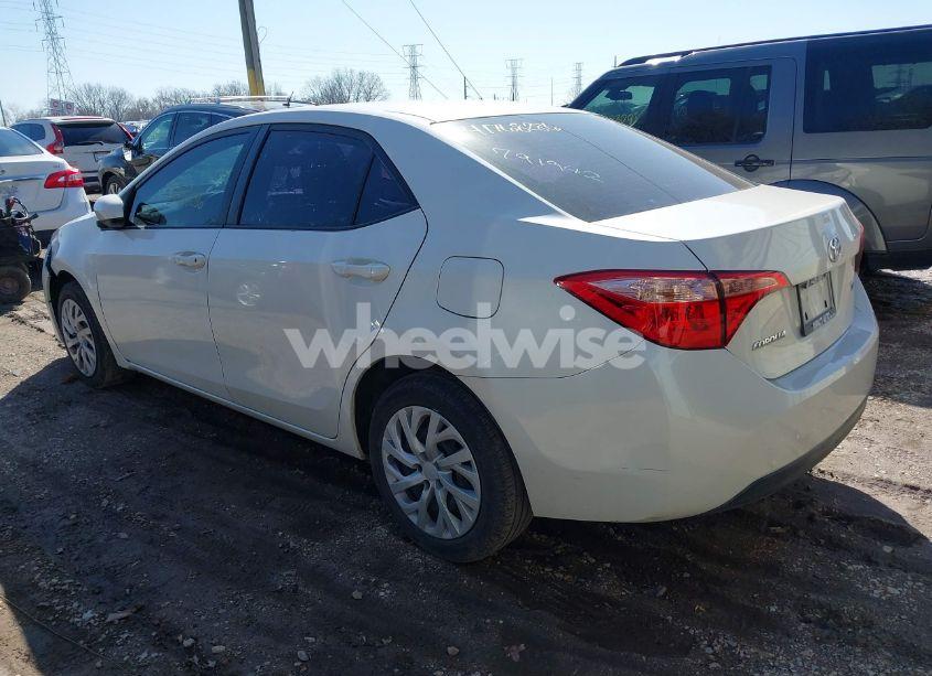 Photo 3 of 2018 Toyota Corolla LE (VIN 5YFBURHE3JP791942)