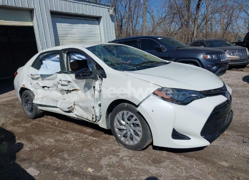 Photo 6 of 2018 Toyota Corolla LE (VIN 5YFBURHE3JP791942)