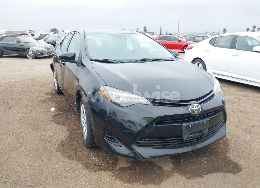 2018 Toyota Corolla LE (VIN 5YFBURHE3JP794243) main photo