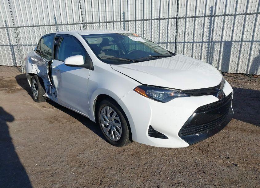 2018 Toyota Corolla LE (VIN 5YFBURHE3JP797952) main photo